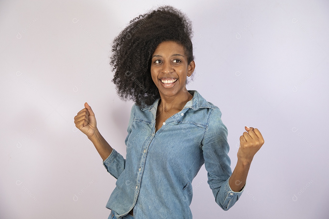 Mulher jovem negra cabelo cacheado sobre fundo isolado branco