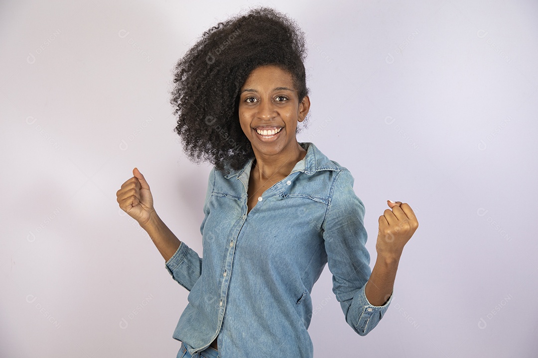 Mulher jovem negra cabelo cacheado sobre fundo isolado branco