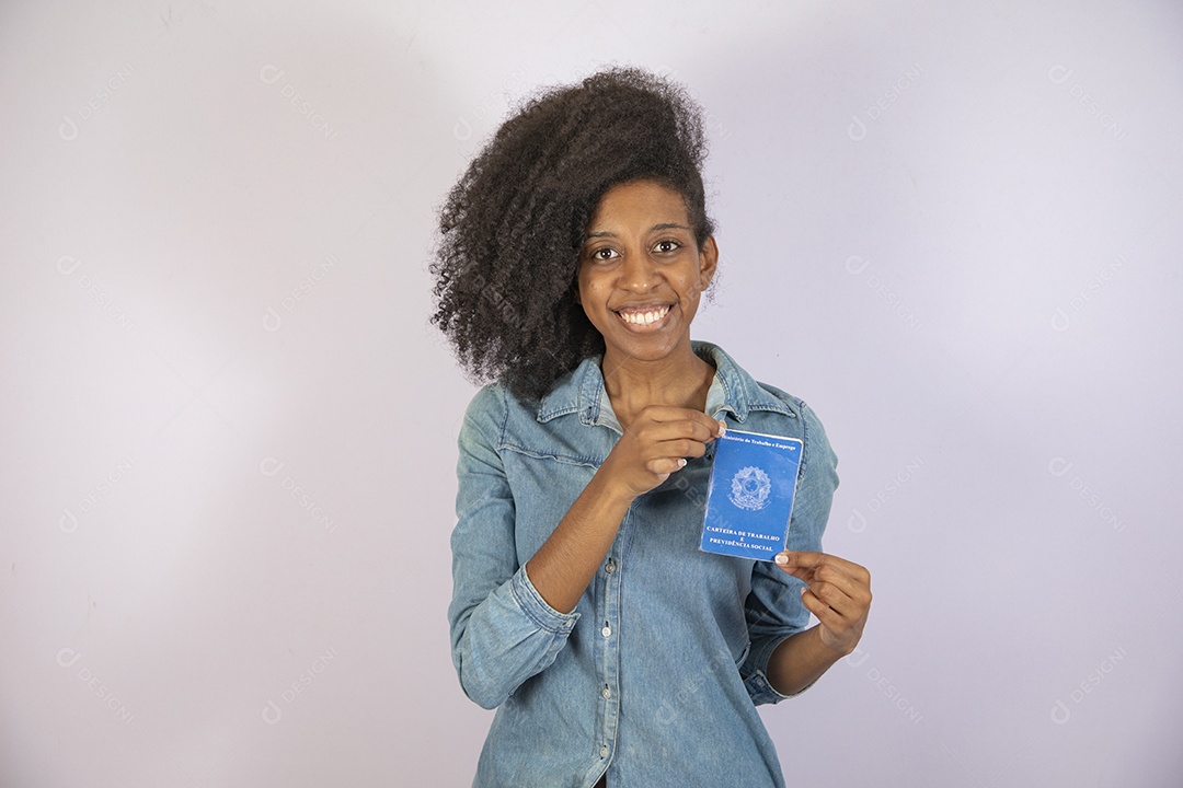 Mulher jovem negra cabelo cacheado segurando carteira de trabalho sobre fundo isolado branco