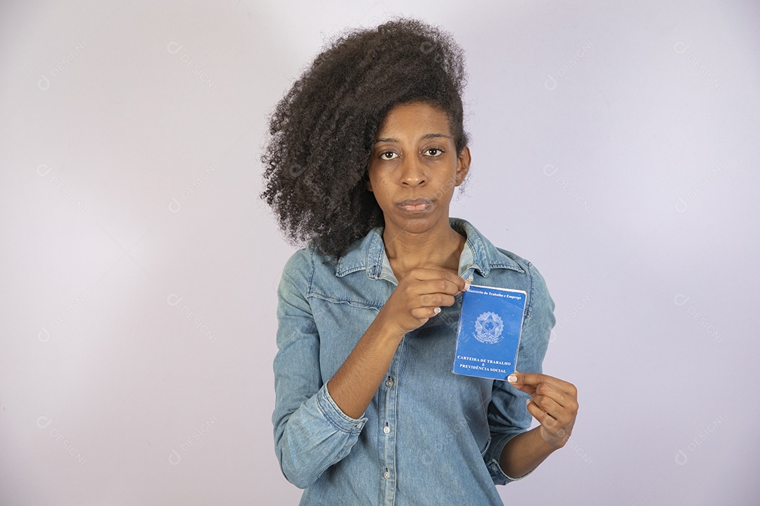 Mulher jovem negra cabelo cacheado segurando carteira de trabalho sobre fundo isolado branco