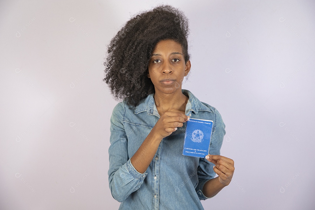 Mulher jovem negra cabelo cacheado segurando carteira de trabalho sobre fundo isolado branco
