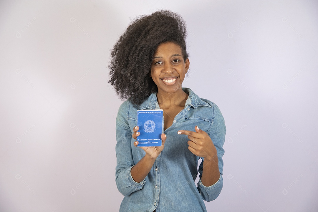 Mulher jovem negra cabelo cacheado segurando carteira de trabalho sobre fundo isolado branco