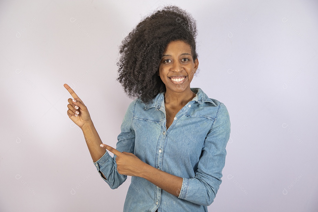 Mulher jovem negra cabelo cacheado sobre fundo isolado branco