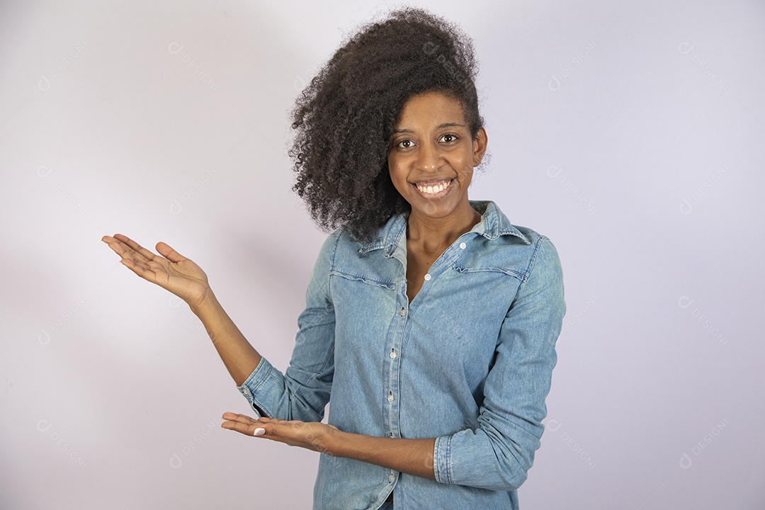 Mulher jovem negra cabelo cacheado sobre fundo isolado branco