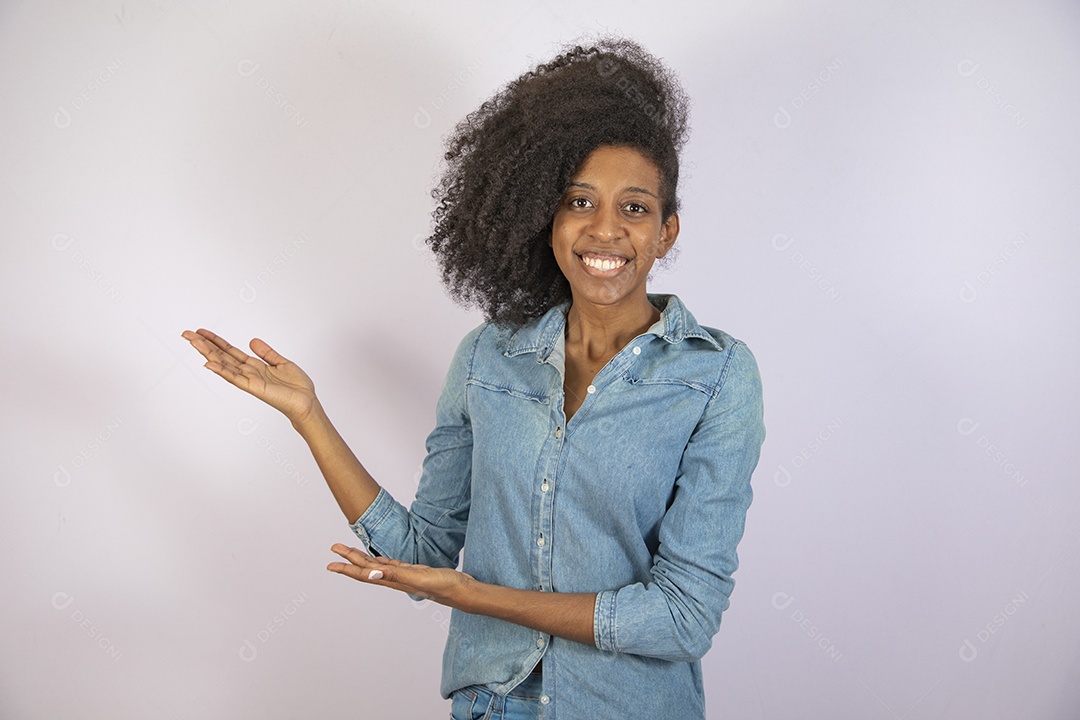 Mulher jovem negra cabelo cacheado sobre fundo isolado branco