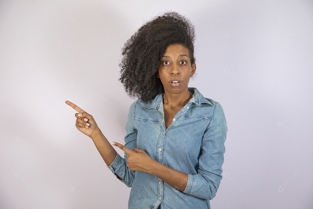 Mulher jovem negra cabelo cacheado sobre fundo isolado branco