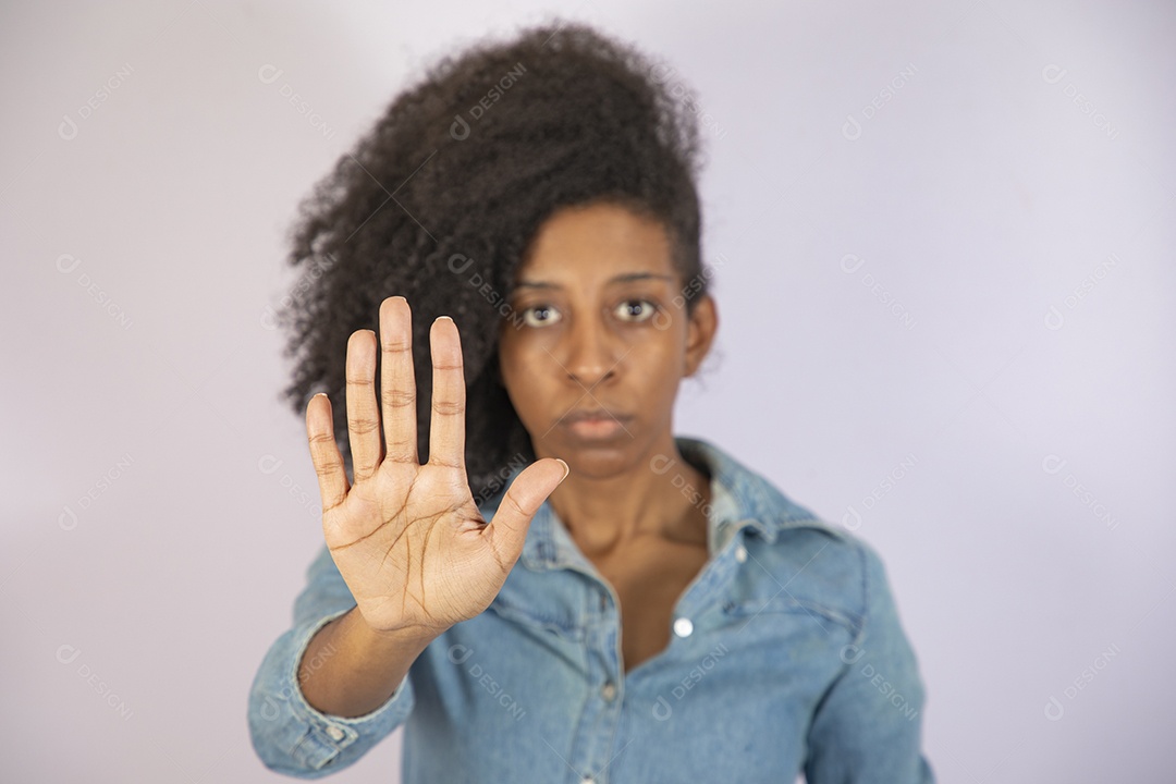Mulher jovem negra cabelo cacheado sobre fundo isolado branco