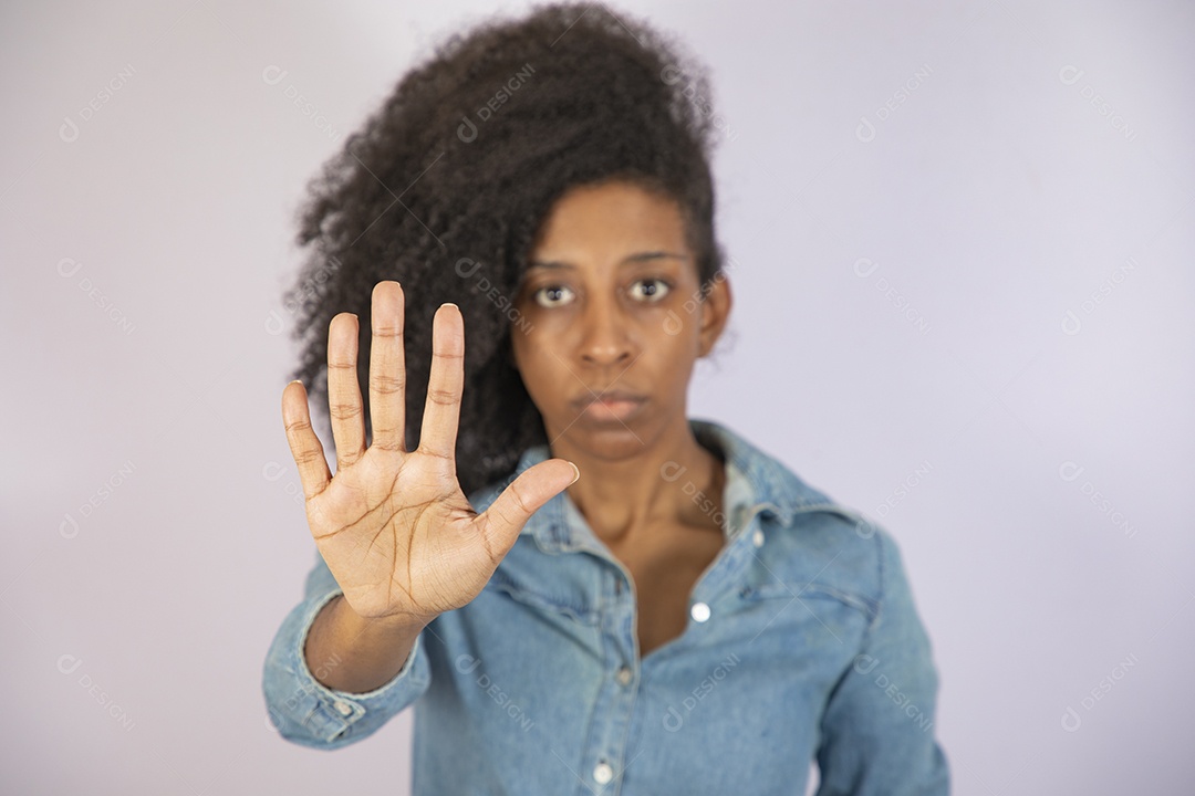 Mulher jovem negra cabelo cacheado sobre fundo isolado branco