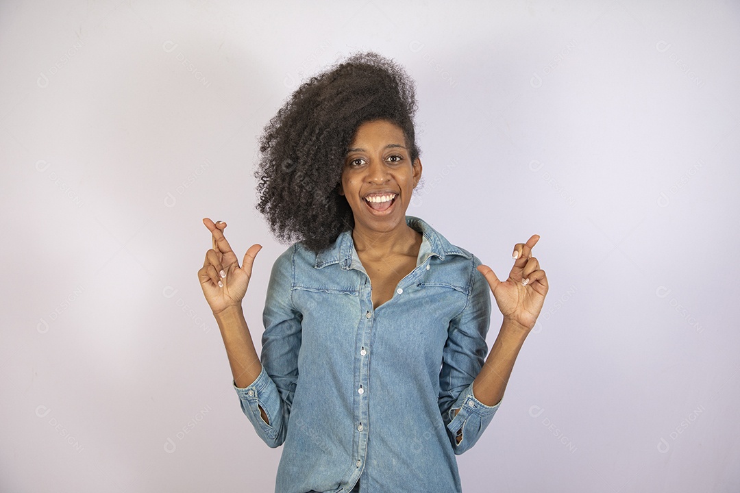Mulher jovem negra cabelo cacheado sobre fundo isolado branco