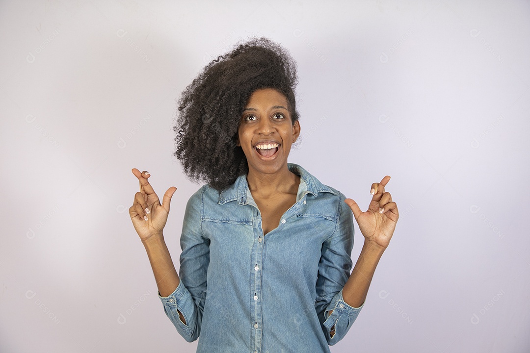 Mulher jovem negra cabelo cacheado sobre fundo isolado branco