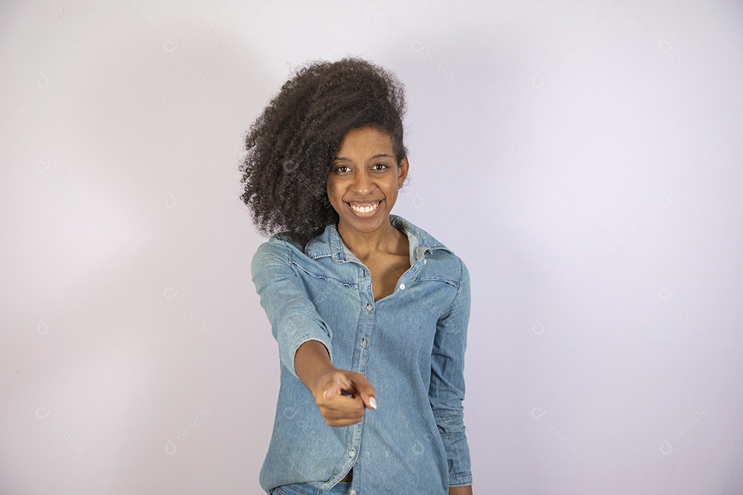 Mulher jovem negra cabelo cacheado sobre fundo isolado branco