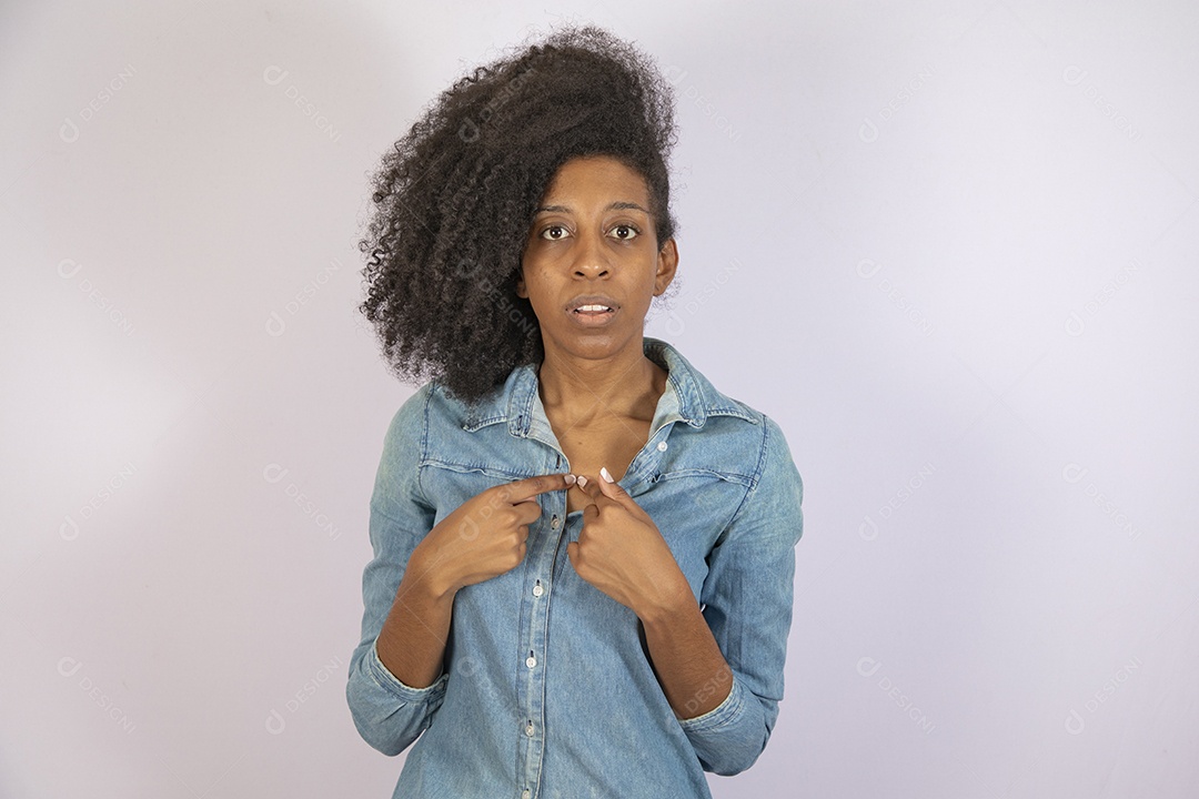 Mulher jovem negra cabelo cacheado sobre fundo isolado branco