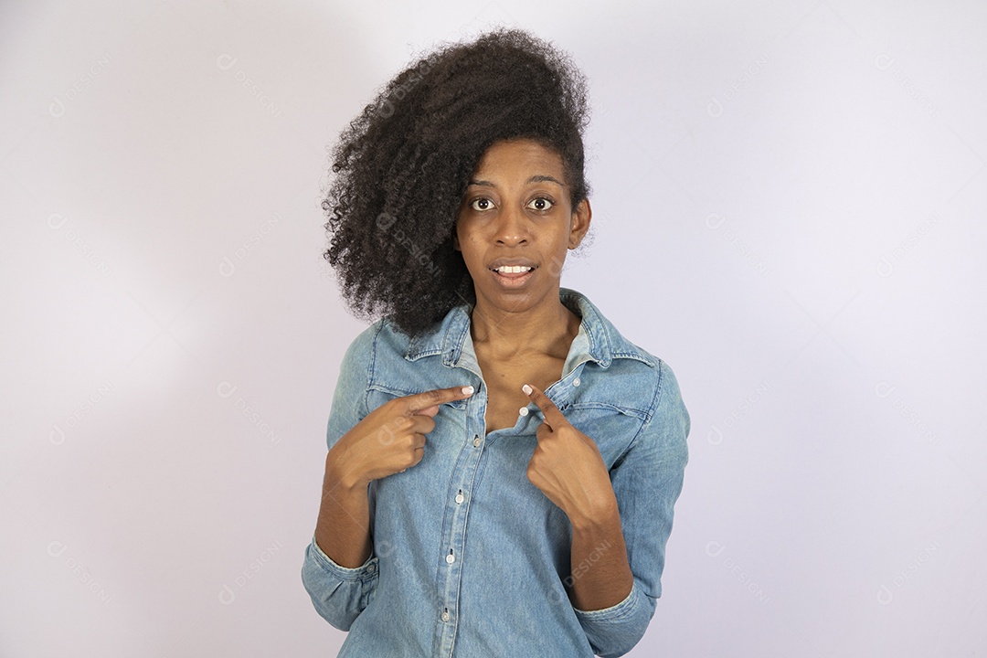 Mulher jovem negra cabelo cacheado sobre fundo isolado branco