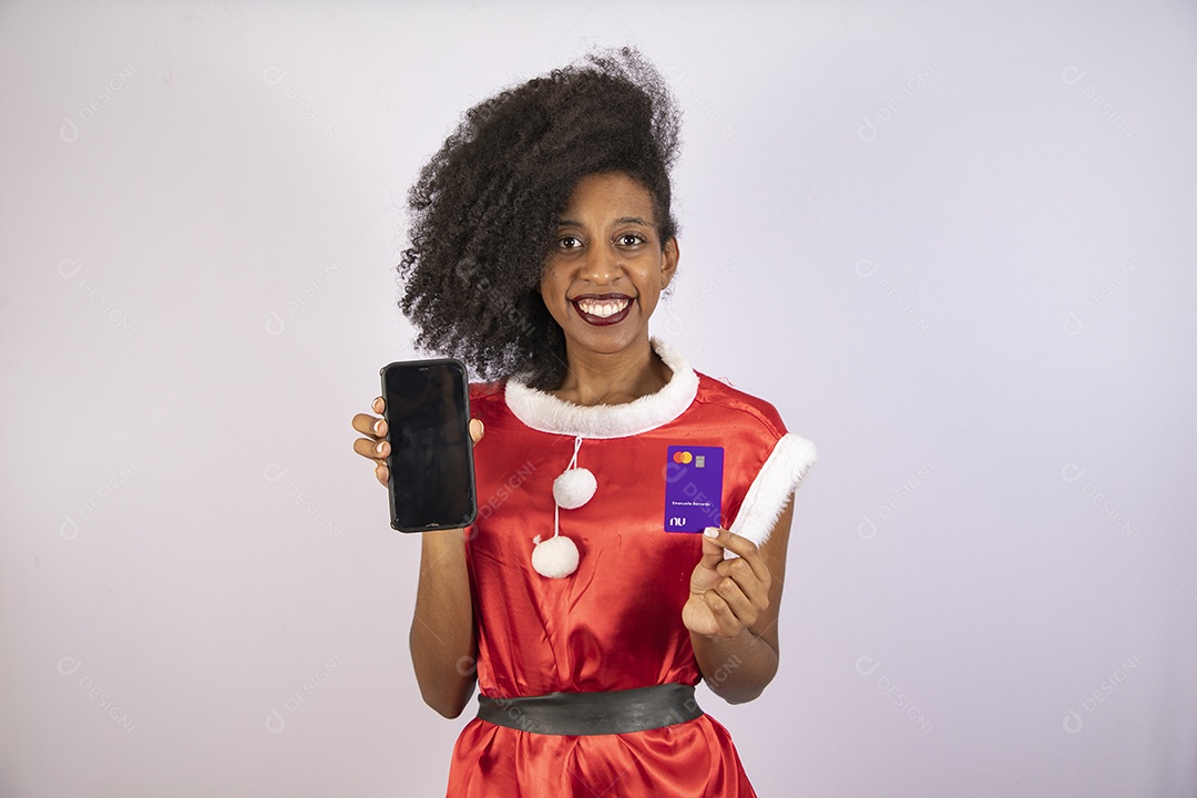 Mulher jovem usando segurando cartão de credito e celular smartphone sobre fundo branco