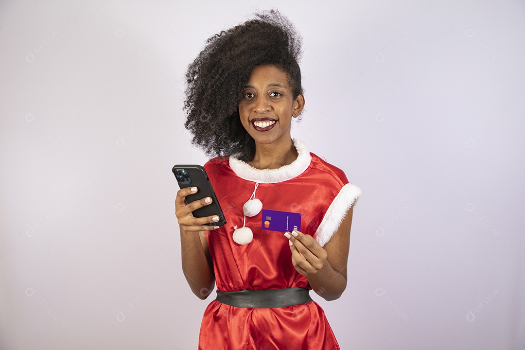 Mulher jovem usando segurando cartão de credito e celular smartphone sobre fundo branco