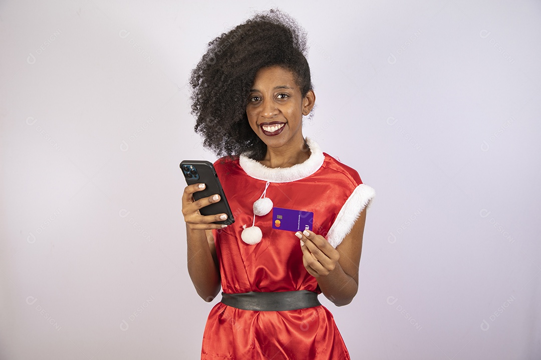 Mulher jovem usando segurando cartão de credito e celular smartphone sobre fundo branco