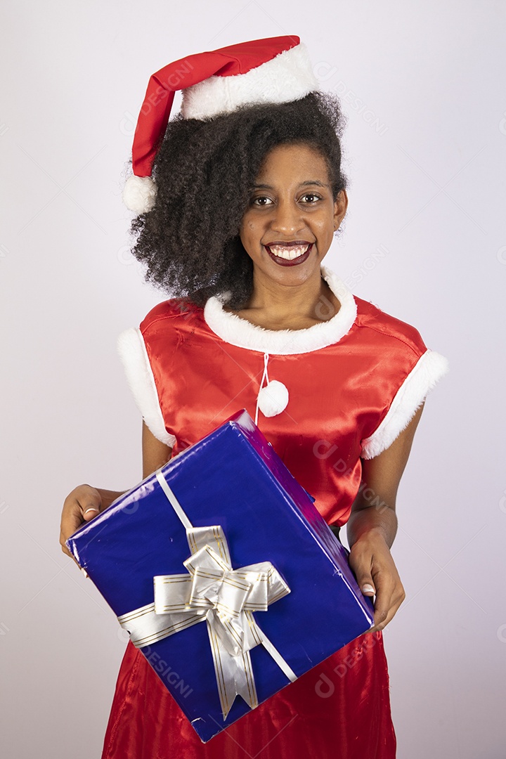 Mulher jovem usando gorro segurando caixas de presente Papai Noel sobre fundo branco