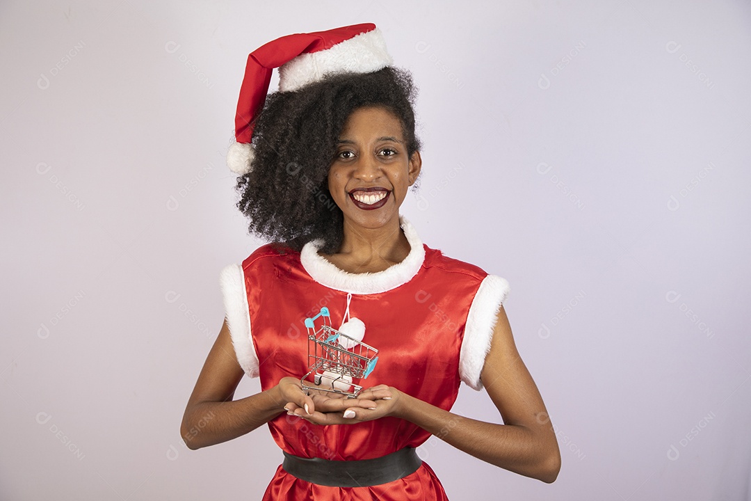 Mulher linda jovem usando gorro Papai Noel sobre fundo branco