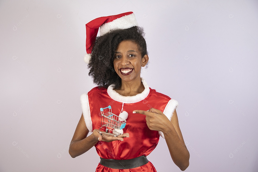 Mulher linda jovem usando gorro Papai Noel sobre fundo branco