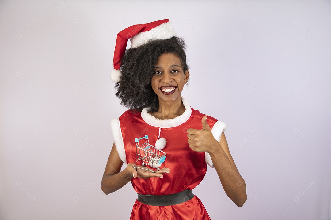Mulher linda jovem usando gorro Papai Noel sobre fundo branco