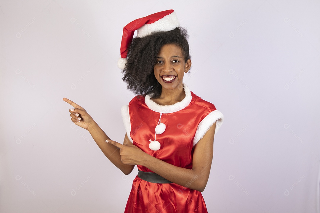 Mulher linda jovem usando gorro Papai Noel sobre fundo branco