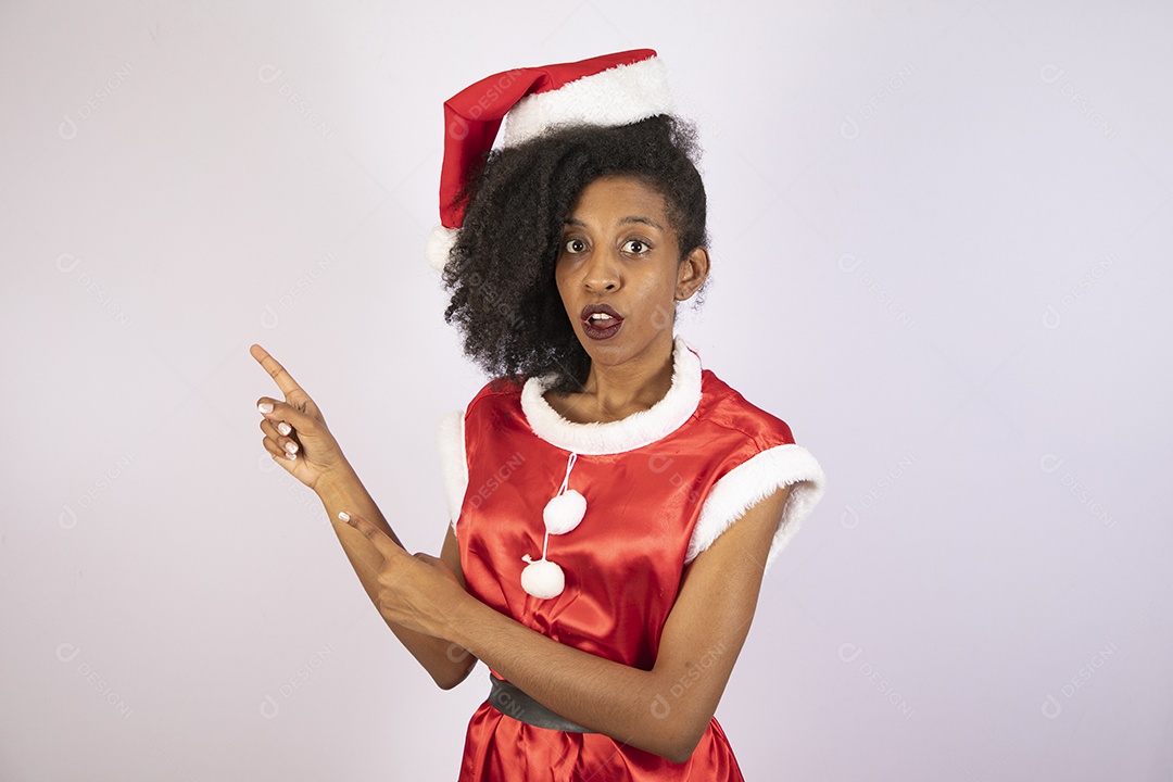 Mulher linda jovem usando gorro Papai Noel sobre fundo branco