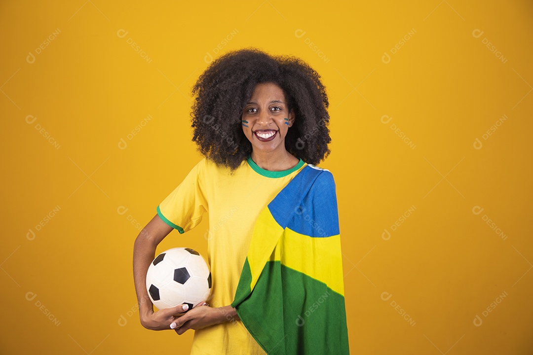 Linda mulher torcedora brasileira cabelo cacheado sobre fundo isolado amarelo