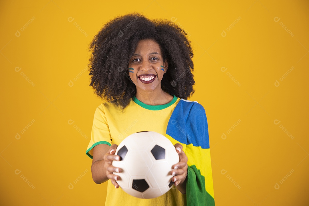 Linda mulher torcedora brasileira cabelo cacheado sobre fundo isolado amarelo