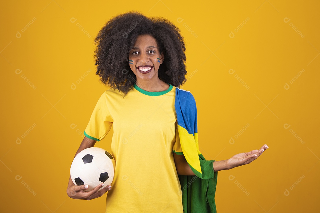 Linda mulher torcedora brasileira cabelo cacheado sobre fundo isolado amarelo