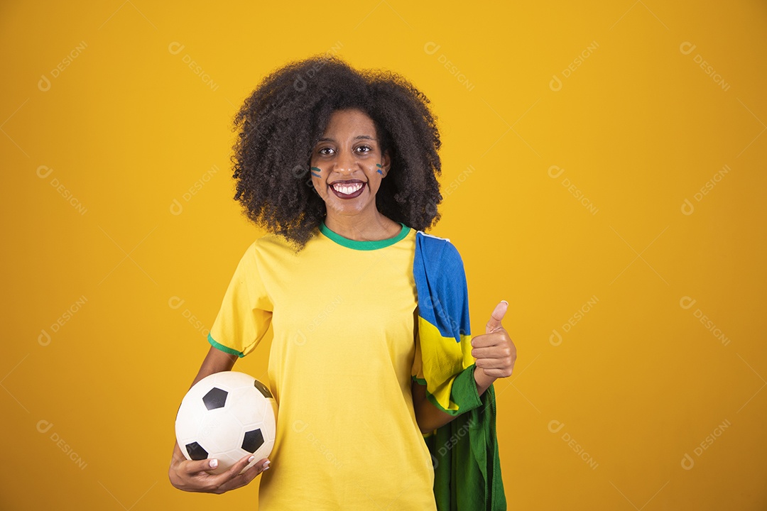 Linda mulher torcedora brasileira cabelo cacheado sobre fundo isolado amarelo