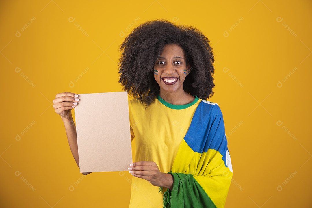Linda mulher torcedora brasileira cabelo cacheado sobre fundo isolado amarelo