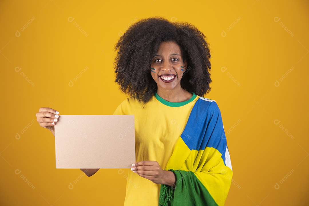 Linda mulher torcedora brasileira cabelo cacheado sobre fundo isolado amarelo