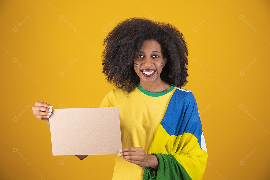 Linda mulher torcedora brasileira cabelo cacheado sobre fundo isolado amarelo