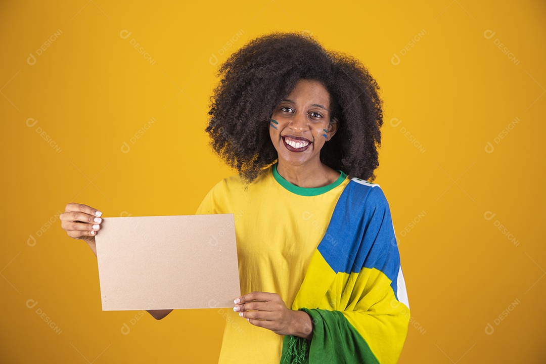 Linda mulher torcedora brasileira cabelo cacheado sobre fundo isolado amarelo