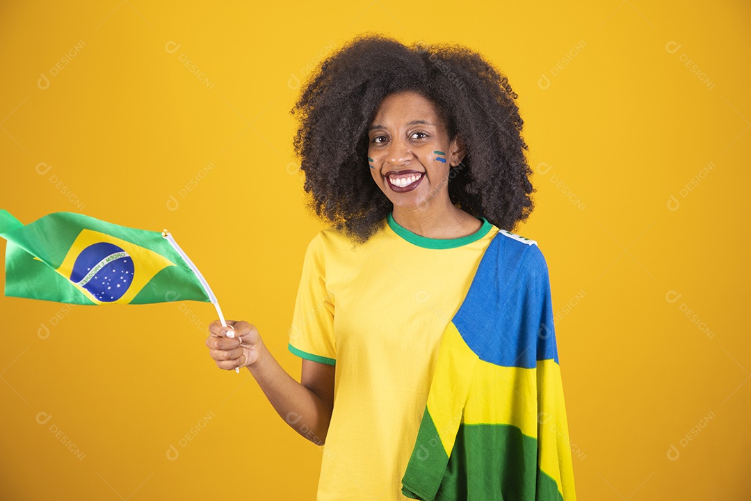Linda mulher torcedora brasileira cabelo cacheado sobre fundo isolado amarelo