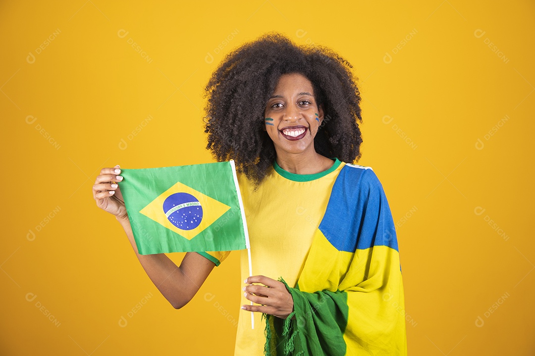 Linda mulher torcedora brasileira cabelo cacheado sobre fundo isolado amarelo