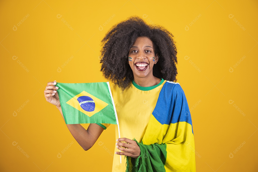 Linda mulher torcedora brasileira cabelo cacheado sobre fundo isolado amarelo