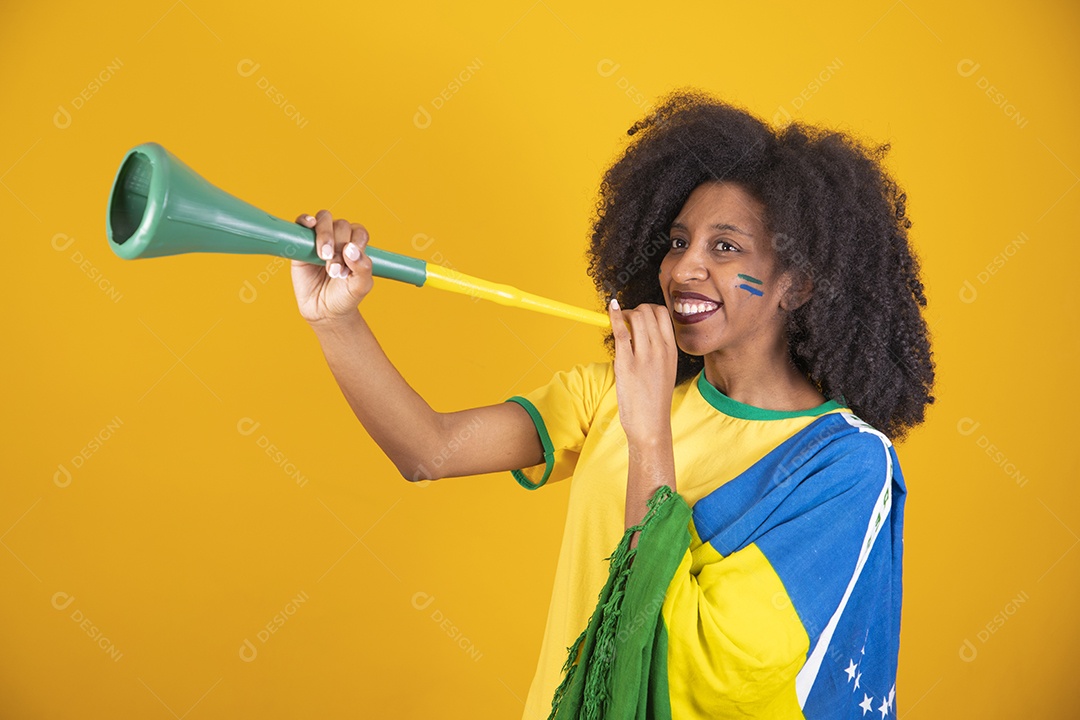 Linda mulher torcedora brasileira cabelo cacheado sobre fundo isolado amarelo