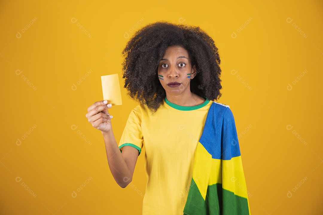 Linda mulher torcedora brasileira cabelo cacheado sobre fundo isolado amarelo