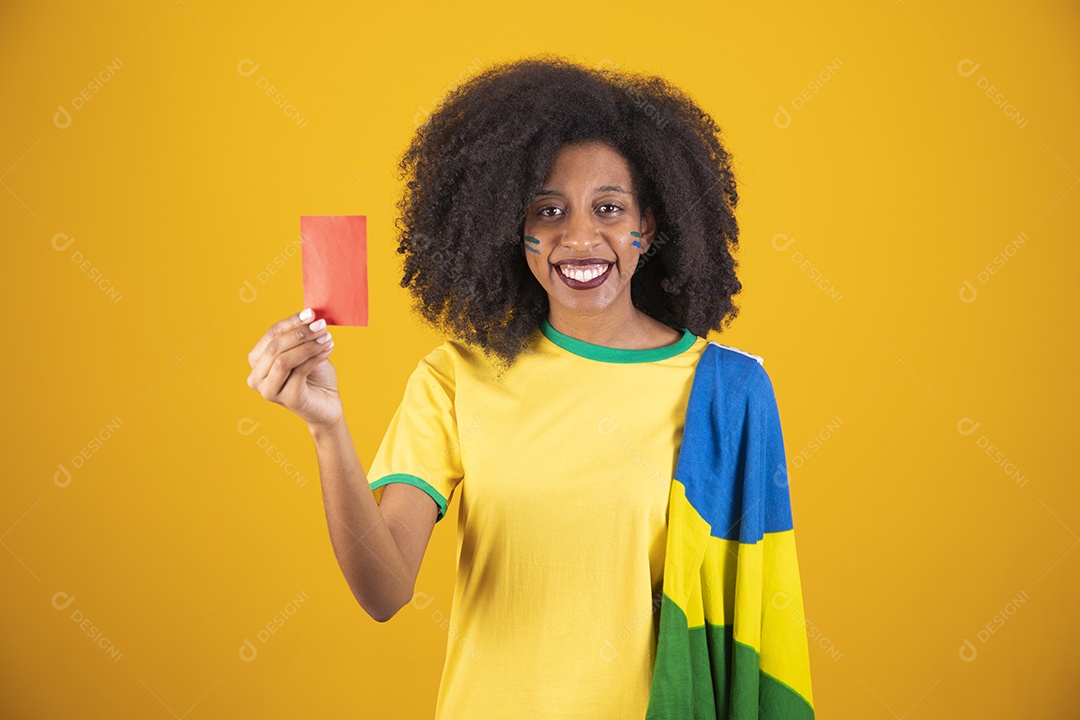 Linda mulher torcedora brasileira cabelo cacheado sobre fundo isolado amarelo