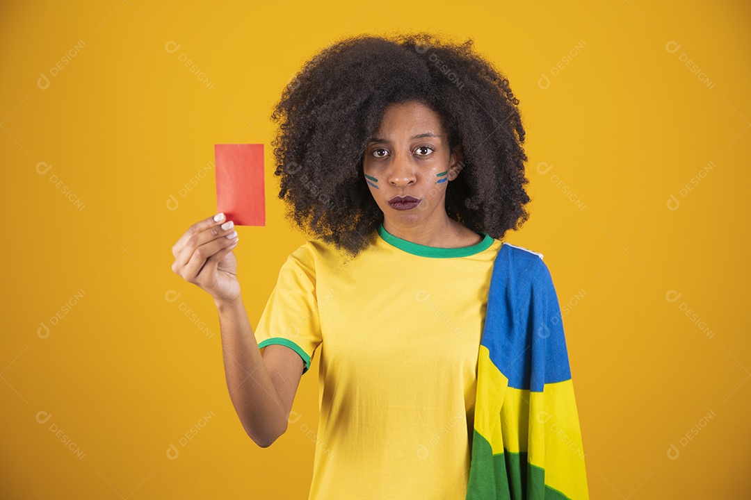 Linda mulher torcedora brasileira cabelo cacheado sobre fundo isolado amarelo