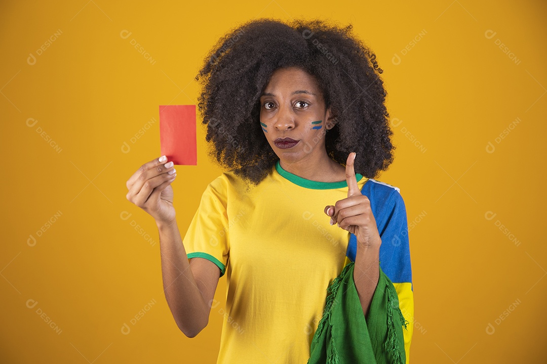 Linda mulher torcedora brasileira cabelo cacheado sobre fundo isolado amarelo