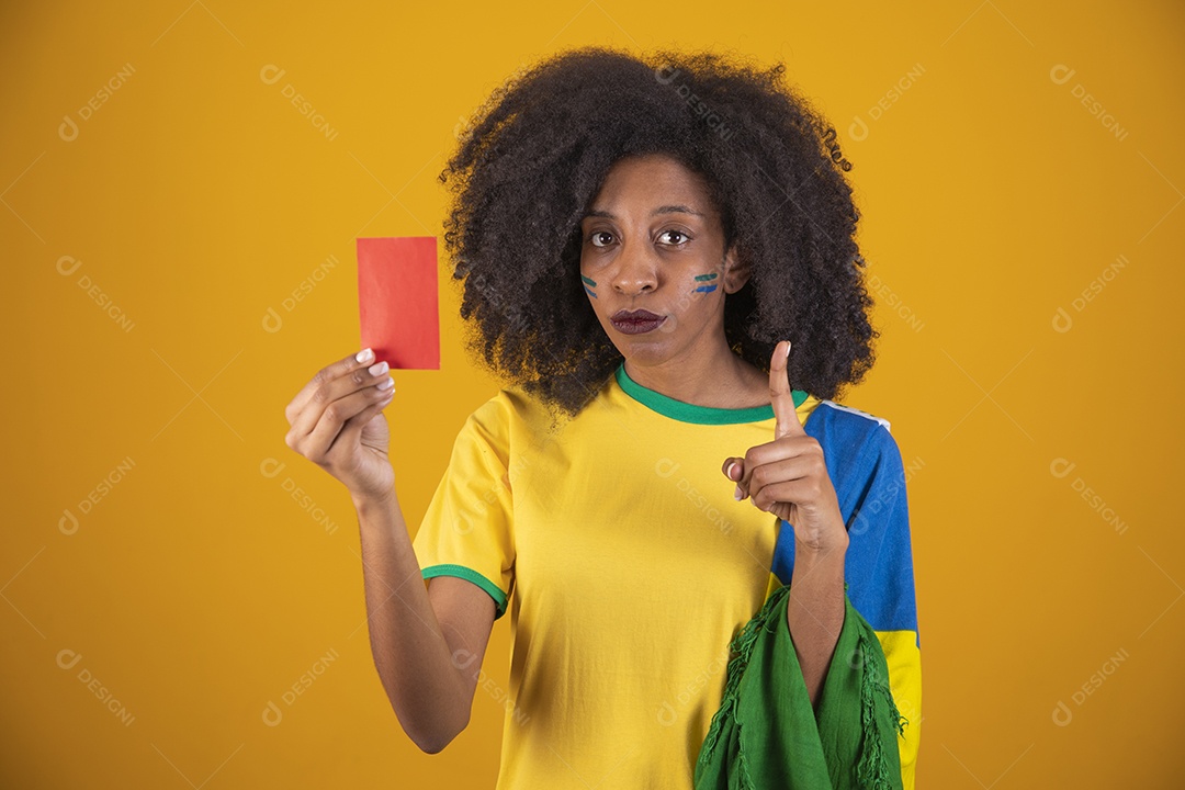 Linda mulher torcedora brasileira cabelo cacheado sobre fundo isolado amarelo