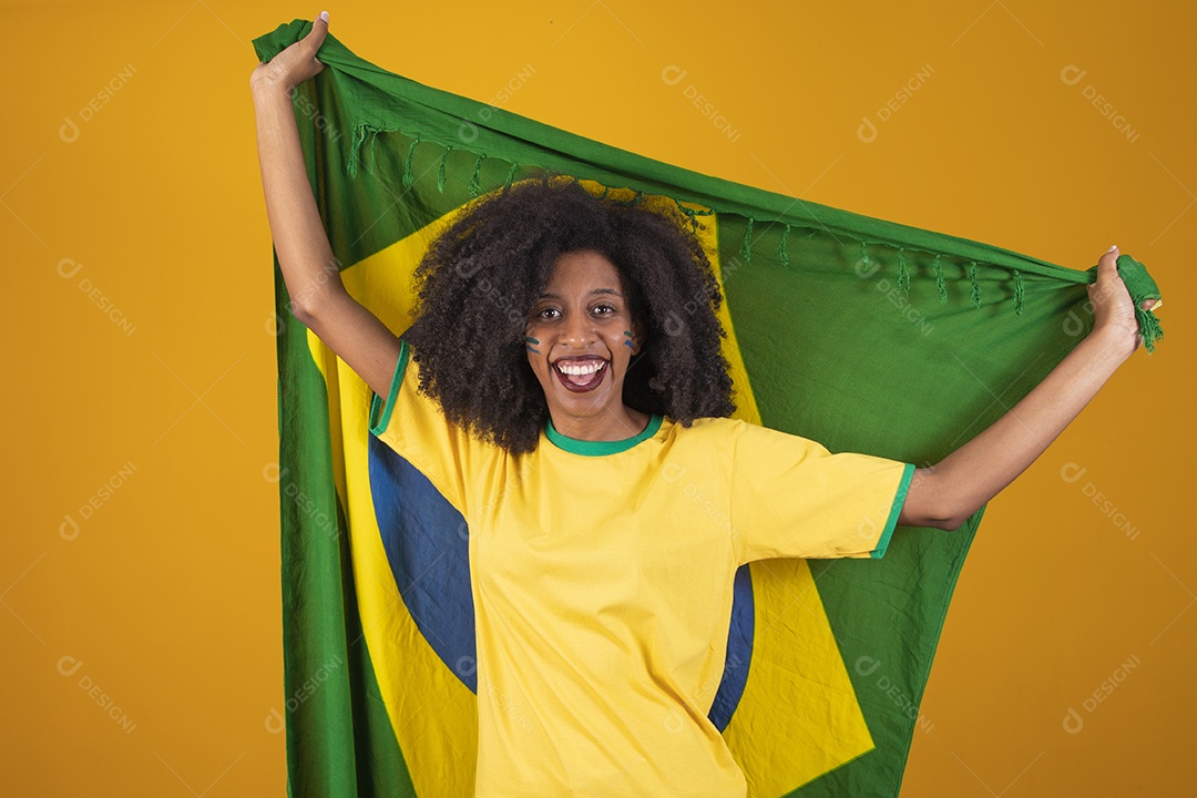 Linda mulher torcedora brasileira cabelo cacheado sobre fundo isolado amarelo
