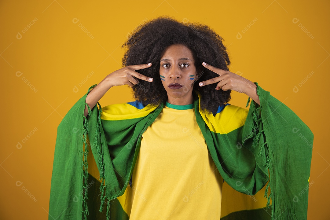 Linda mulher torcedora brasileira cabelo cacheado sobre fundo isolado amarelo