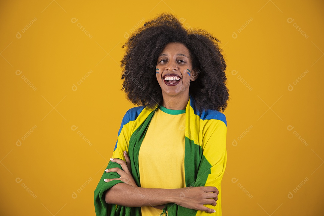 Linda mulher torcedora brasileira cabelo cacheado sobre fundo isolado amarelo