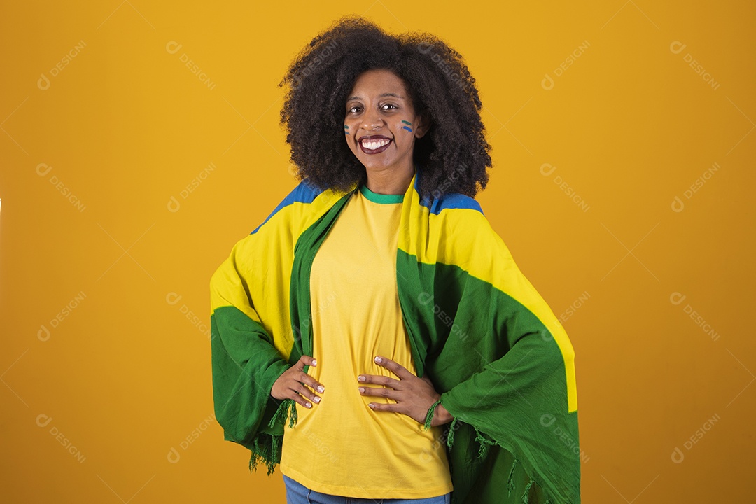 Linda mulher torcedora brasileira cabelo cacheado sobre fundo isolado amarelo