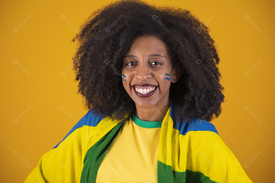 Linda mulher torcedora brasileira cabelo cacheado sobre fundo isolado amarelo