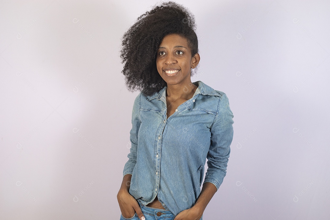 Mulher jovem negra cabelo cacheado sobre fundo isolado branco