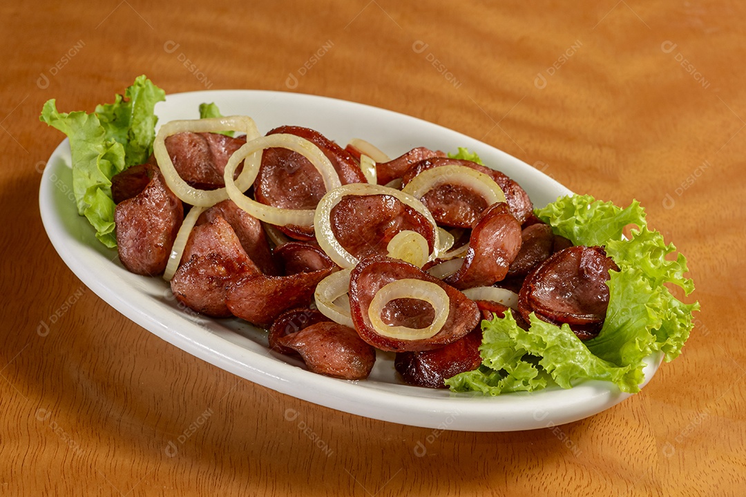Salsicha Assada Lanches com Cebola. Petiscos Brasileiros.